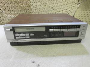 lot 211 image: (D-3) Sanyo VCR 4500 Betacord Power...