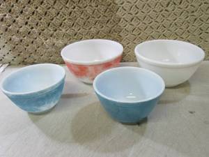 lot 233 image: (FS) 4 Vintage Pyrex Bowls 2-7 2-5...