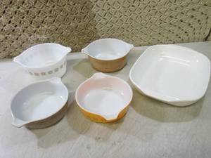 lot 234 image: (FS) Assorted Vintage Pyrex Bowls...