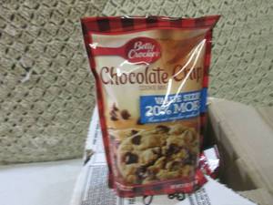 lot 285 image: (C-2) Case 10 Pouches Chocolate Chi...