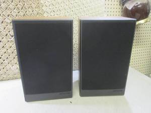lot 52 image: (D-2) Pair Polk Audio Bookshelf Spe...