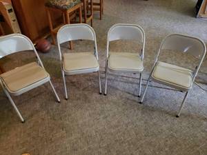 lot 19 image: 4 Padded Metal Folding Chairs