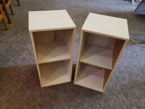 lot 20 image: 2 Small Shelves