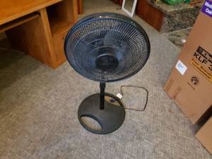 lot 85 image: Lasko Pedestal Fan
