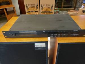 lot 11 image: Soundcraftsmen AM-FM Stereo Tuner T6002