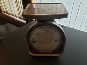 lot 107 image: 10lb Shipping Scale