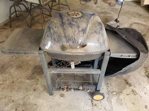 lot 147 image: Uniflame Charcoal Grill