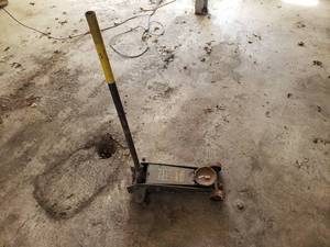 lot 150 image: 2 Ton Floor Jack