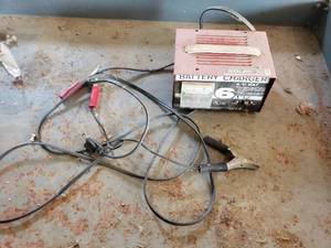 lot 156 image: Small 6  12 Volt Batter Charger