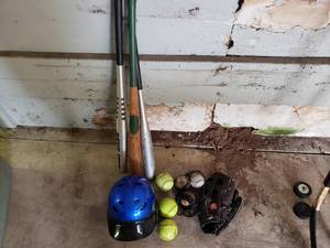 lot 180 image: Softball and Baseball Items