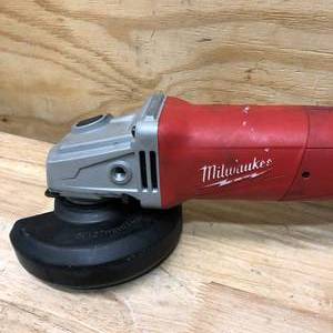 lot 92 image: MILWAUKEE 6124-30 Corded 5in Grinder - FOR PARTS OR REPAIR