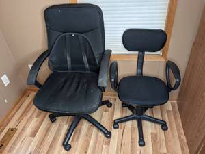 lot 93 image: Pair of Black Rolling Office Chairs