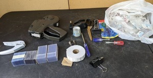 lot 106 image: Avery Dennison Price Tag Gun and Accessories