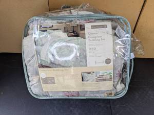 lot 95 image: Home Trends Queen Complete Floral Bedding Set Comforter, Sheets, Pillowcases, Shams, Bedskirt