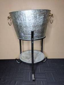 lot 241 image: Galvanized Ice and Beverage Bucket