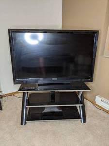 lot 4 image: Vizio 54-Inch Flat Screen TV with TV Stand