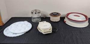 lot 140 image: Class Jar - Toastmaster Belgian Waffler - Rival Crock-Ette Crock Pot Slow Cooker - Collapsible Cake Carrier with Cupcake Insert