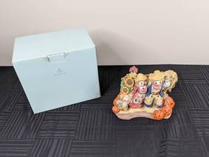 lot 146 image: Partylite Scarecrow Family Figure Set with Sunflowers