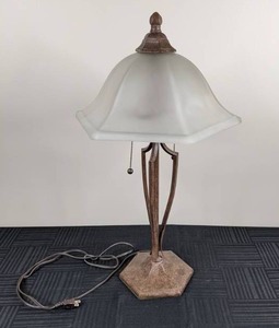 lot 122 image: Gorgeous Frosted Glass Table Lamp with Brass Colored Stand