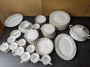 lot 175 image: Over 60 Piece Beautiful Allegro Fine China Set