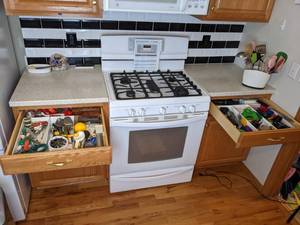 lot 187 image: Kitchen Utinsels, Holders, and More- CONTENTS OF DRAWERSHOLDER ONLY