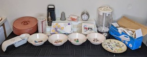 lot 181 image: Vintage Kitchen Storage, Kelloggs Bowls, Toastmaster Craving Knife, and More