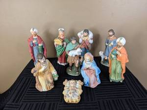 lot 162 image: Beautiful 9-Piece Ceramic Nativity Set with Hinged Wood Storage Box