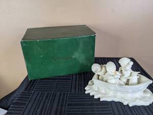 lot 24 image: Vintage Department 56 Snowbabies in a Boat Figurine