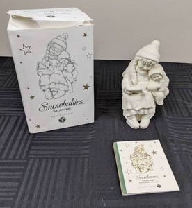lot 77 image: Snowbabies Friendship Club Storytime Ceramic Figure, 2000