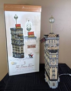 lot 84 image: Dept. 56 Times Square 2000 Lighted Ceramic Building, The Times Tower, Special Edition Gift Set