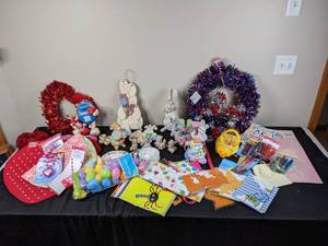 lot 258 image: Assortment of Holiday Toys and Dcor Easter, Valentines Day, Fourth of July, and More