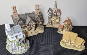 lot 354 image: Vintage Collection of 5 David Winter Ceramic Cottages