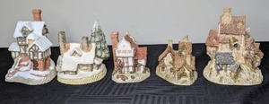 lot 352 image: Vintage Collection of 5 David Winter Ceramic Cottages