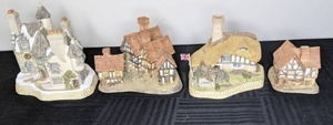 lot 353 image: Vintage Collection of 4 David Winter Ceramic Cottages