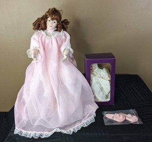 lot 318 image: Sandra Kuck Lullaby Precious Memories of Motherhood Porcelain Doll