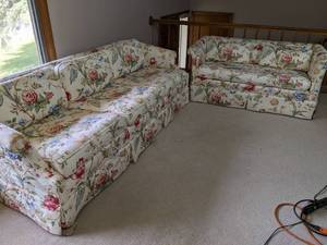 lot 56 image: Vintage Charming 2-Piece Floral Matching Loveseat and Couch