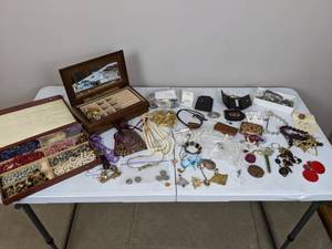 lot 44 image: Large Collection of Costume Jewelry Bracelets, Necklaces, Earrings, Brooches and More
