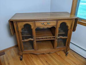 lot 4 image: Vintage Thomasville Furniture Buffet Table with Dropping Sides