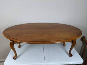 lot 20 image: Beautiful Oval Coffee Table with Dropping Sides
