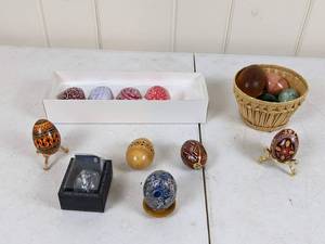 lot 67 image: Assortment of Decorative Stone, Wood and Real Eggs
