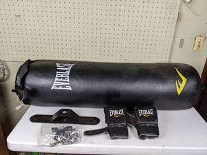 lot 8 image: Everlast Punching Bag with MMA Everlast Size LXL Gloves