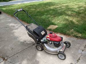 lot 1 image: Honda 3-in-1 Push Mower