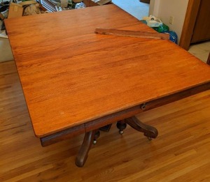 lot 6 image: Gorgeous Antique Expandable Pedestal Rectangle Table with Table Leaf