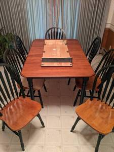 lot 2 image: 8-Piece Rectangle Expanding Dining Table with Table Leaf