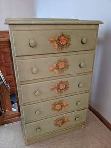 lot 124 image: Vintage 5-Drawer Small Dresser