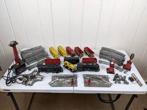 lot 3 image: Vintage Louis Marx & Co. Remote Control Electrical Train