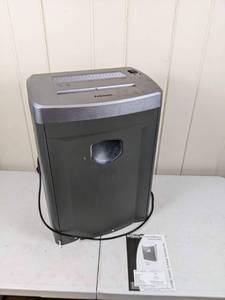 lot 35 image: Fellowes Personal Series DM65C Paper Shredder