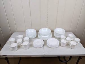 lot 87 image: Vintage Collection of Corelle by Corning Ware Dinner Plates, Salad Plates, Bowls, Tea Cups and Saucers