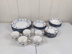 lot 85 image: Vintage Collection of Noritake Epoch Promenade E811 Dinner Plates, Plates, Saucers, Tea Cups, and Bowls