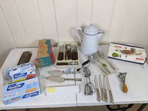 lot 26 image: Assortment of Kitchen Items Reynolds Hand-Vac Vacuum Sealer, Food & Meat Chopper, Knifes, Forks and More